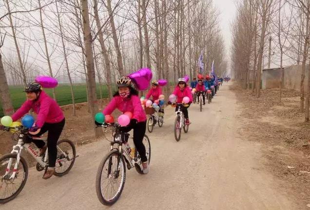 东阿小伙结婚,淮南小伙骑自行车接亲