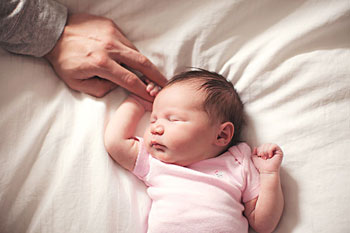 宝宝睡觉爱出汗趴着睡,宝宝睡觉爱挠头怎么回事