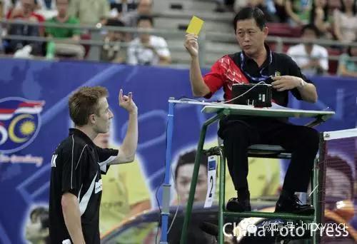 击剑比赛黄红黑牌,羽毛球中黄红黑牌的使用规则