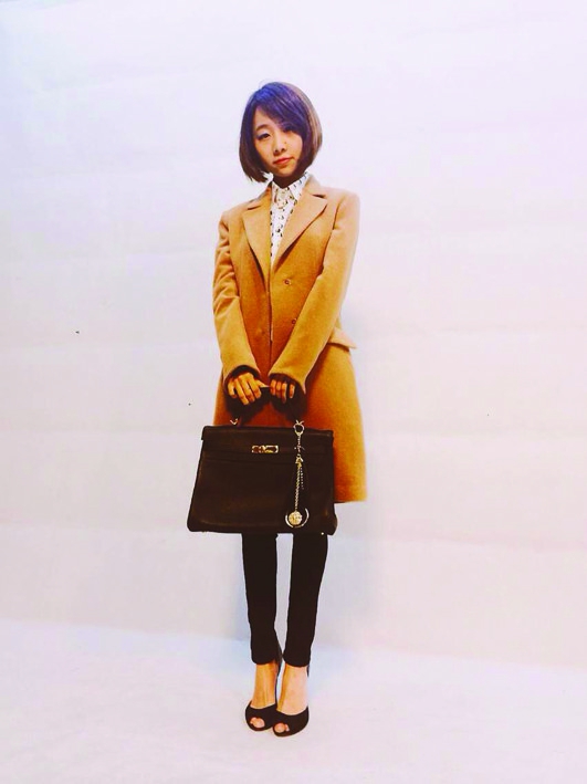 肤色黄适合什么颜色衣服女生,女人穿哪个颜色的衣服更有魅力