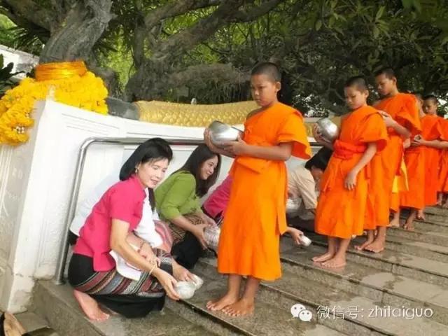 泰国传统佛教习俗为僧侣洗脚是一种积德！