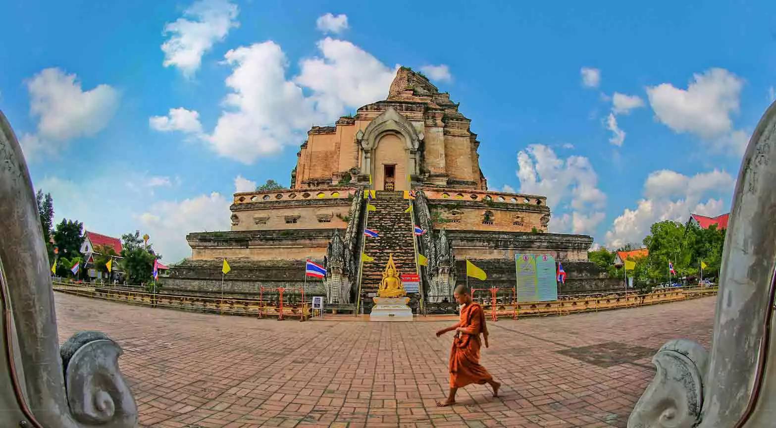 泰国清迈天灯节万盏天灯入夜空,清迈古城天灯
