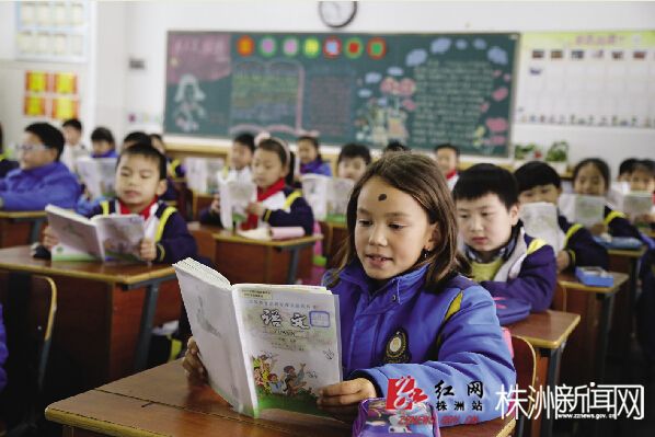 国外小孩印度口音,印度小孩会多国语言