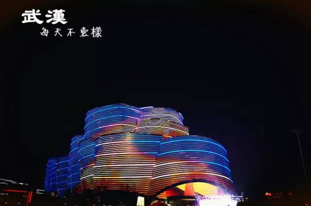 鱼游白沙洲,万达电影乐园汉秀双骄亮灯