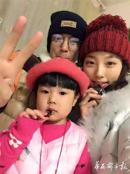 金堂一家三口同患血液病年轻爸爸病榻上照顾女儿