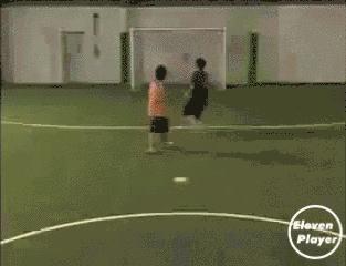 五人足球花式过人集锦,足球野球场实用的过人技巧