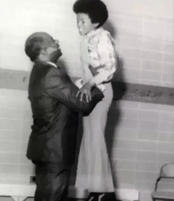 致舞王迈克杰克逊,迈克尔杰克逊怎么成为舞王