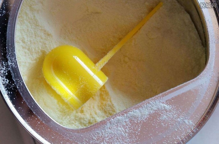 中老年奶粉选生牛乳还是全脂奶粉,中老年奶粉哪个牌子的奶粉最好