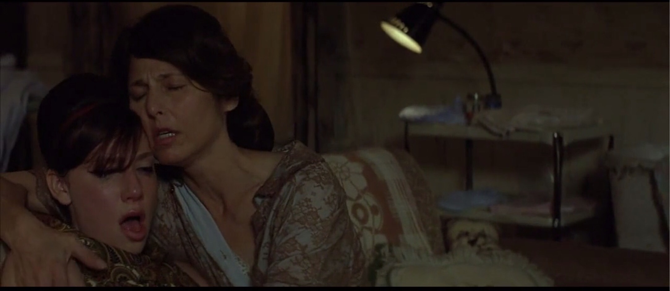 人性的丑恶在此刻一览无遗,人性是扭曲的不忍直视的