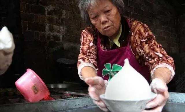 老太太卖东西摆摊,70岁老太太街头卖小吃