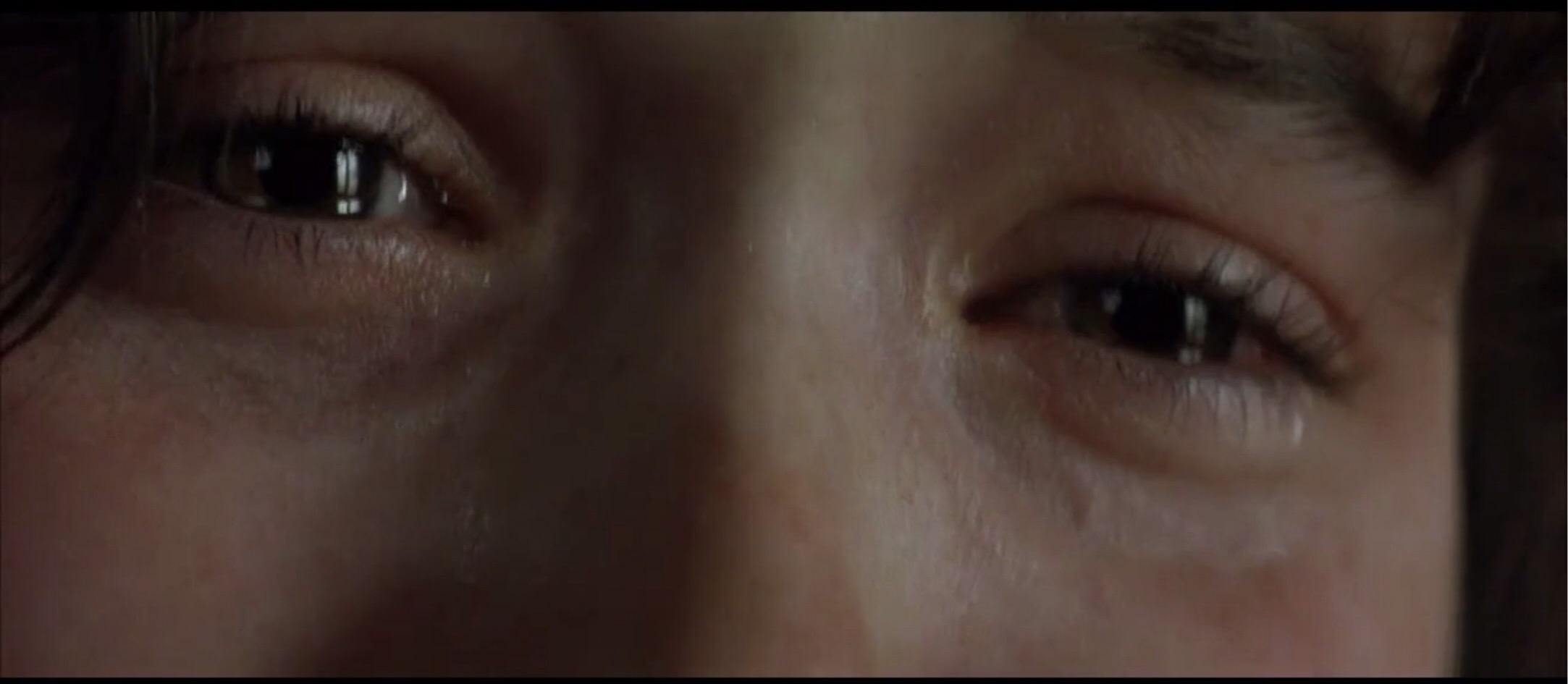 人性的丑恶在此刻一览无遗,人性是扭曲的不忍直视的