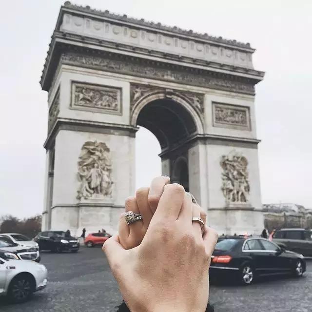 他的朋友圈里都是她,你的朋友圈全是她的照片