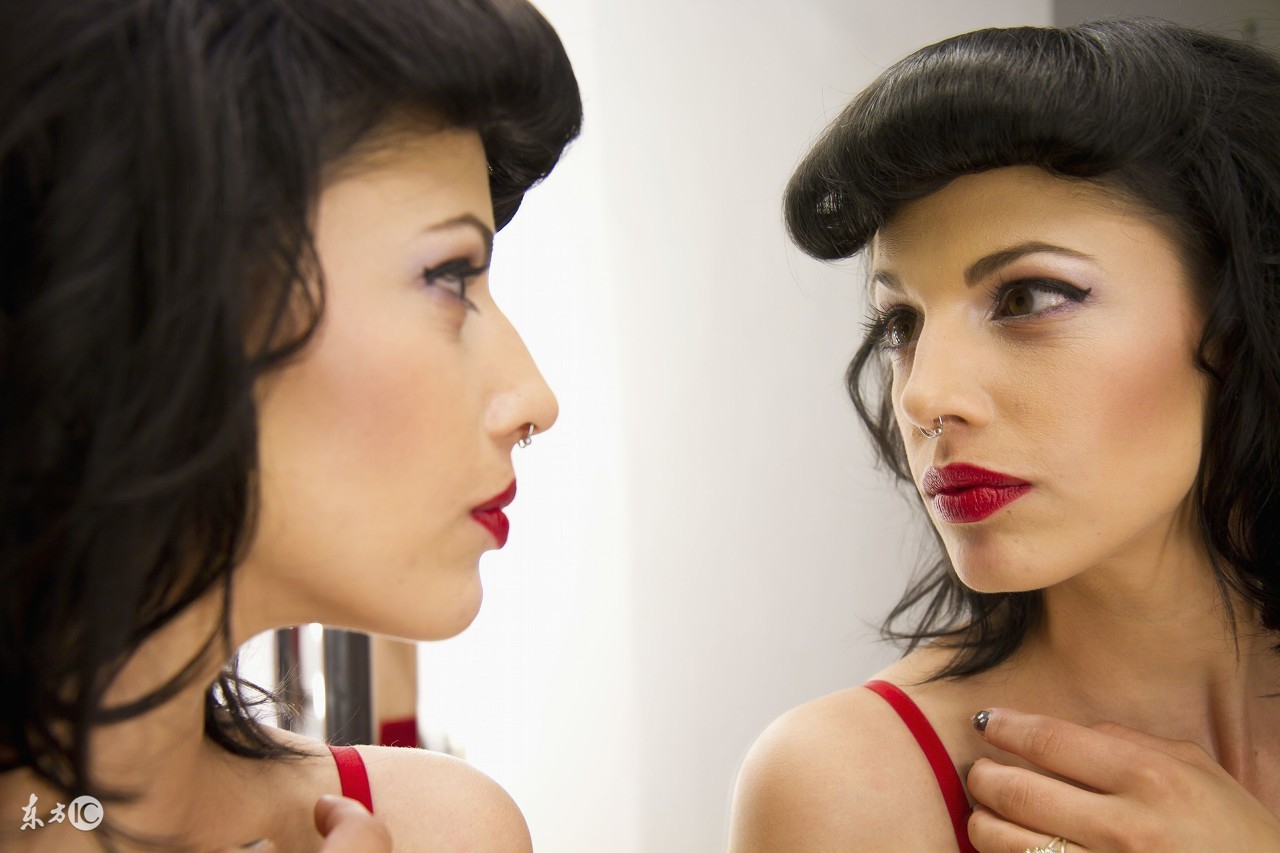 镜子里比拍照好看的原因,如何对着镜子拍照更好看