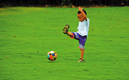 小孩子玩球把门玻璃撞碎,熊孩子调皮把玻璃打碎