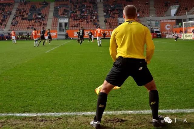 足球助理裁判员跑动路线,足球助理裁判员哪个手持旗