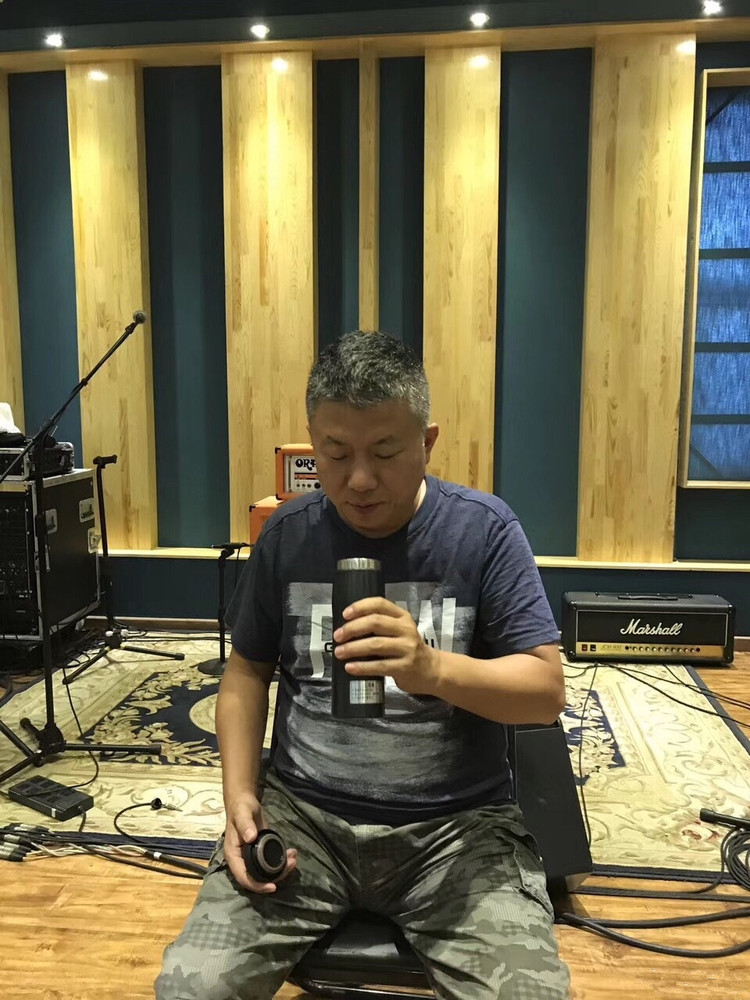 拿保温杯的中年男人,赵明义手里的保温杯