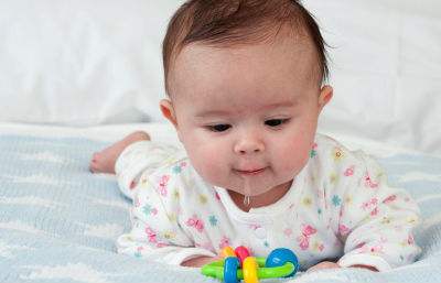 宝宝流口水时期会吐泡泡吗,婴儿下巴流口水发红怎么办