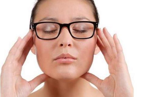 眼窝凹陷眼睛不舒服怎么办,眼窝凹陷要怎么才能好看