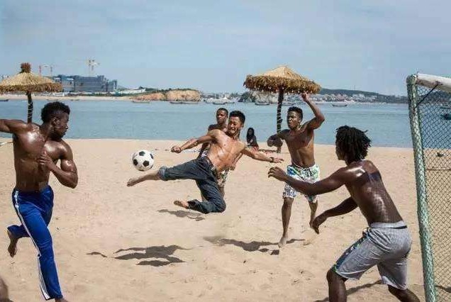 吴京导演《战狼2》让大家都以为这个场景是在非洲,其实就在国内