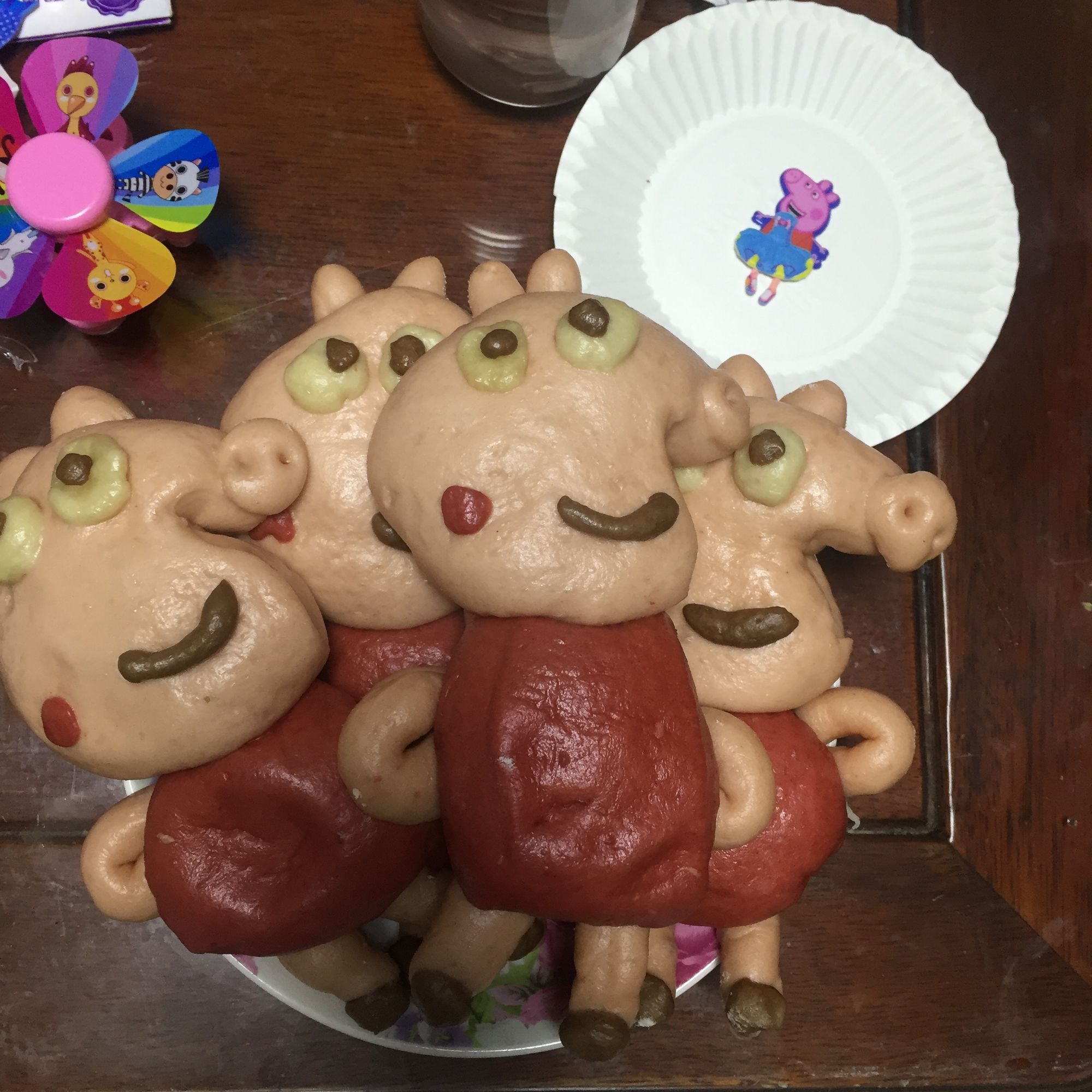 小猪佩奇做雪糕和面包,小猪佩奇做可以吃的小馒头