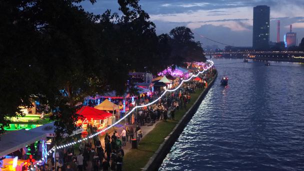 首发仅有半个德国人，法兰克福组多国部队，小俱乐部的生存之道？