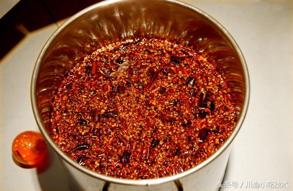 一碗正宗重庆酸辣粉需要15种调料,一碗8元钱的酸辣粉要放多少汤水