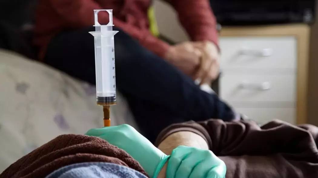 你狠心冲掉的便便,正成为许多肠胃病人的救星