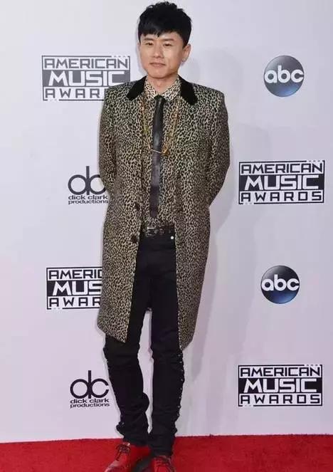 终于知道娱乐圈哪对CP爱撒狗粮了，隔着屏幕都闻到恋爱的酸臭味