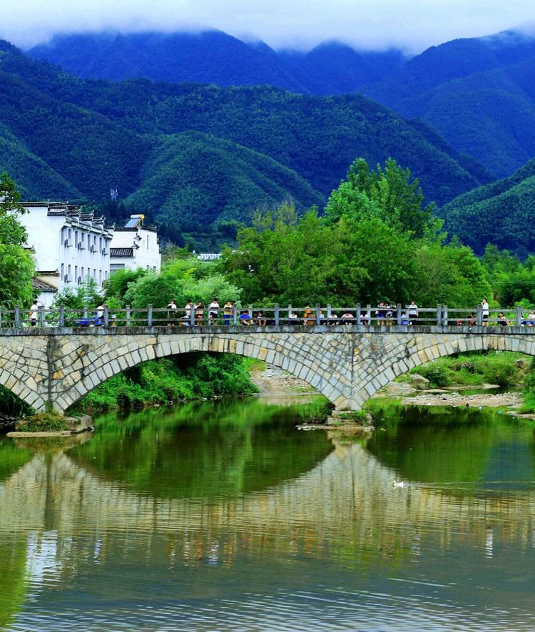 水光潋滟晴方好描写哪个景点,山色空蒙雨亦奇