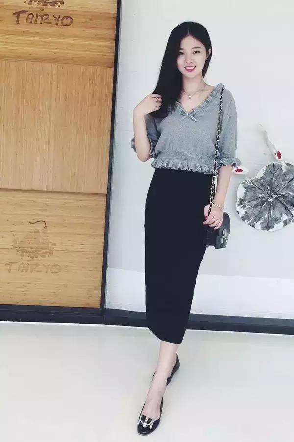 秋季灰色百褶裙怎么搭配好看图片 (2019秋季新款金丝绒百褶裙)