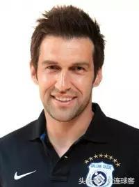 连足旧将追踪:费租传射赢保级关键战,斯库又进标志任意球