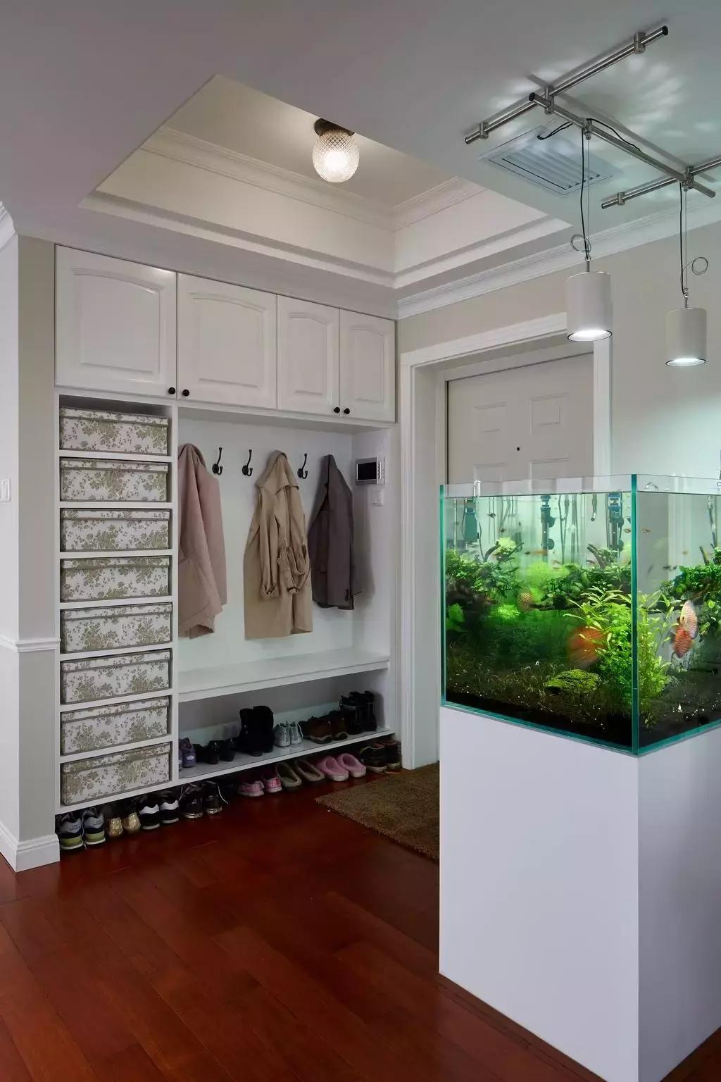 鞋柜正对楼梯有什么忌讳,带屏风的鞋柜正对入户门好吗