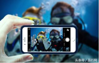 女友将手机丢到水里后，男友庆幸：还好有鑫麦隆