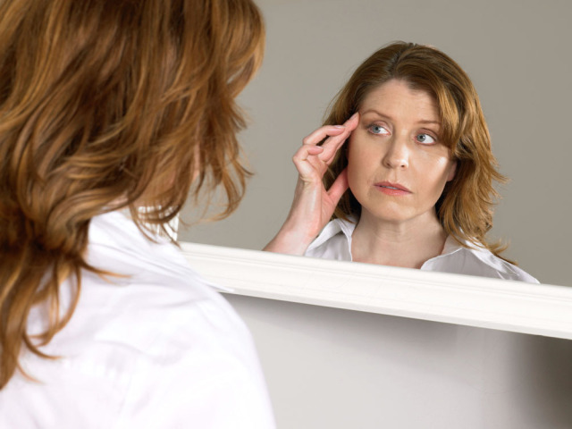 身上有小红痣不痛不痒是怎么回事,人到中年身上长小红痣是什么原因