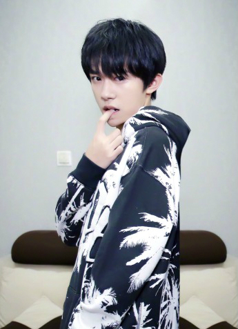 易烊千玺代言的单品,杨幂易烊千玺时尚单品