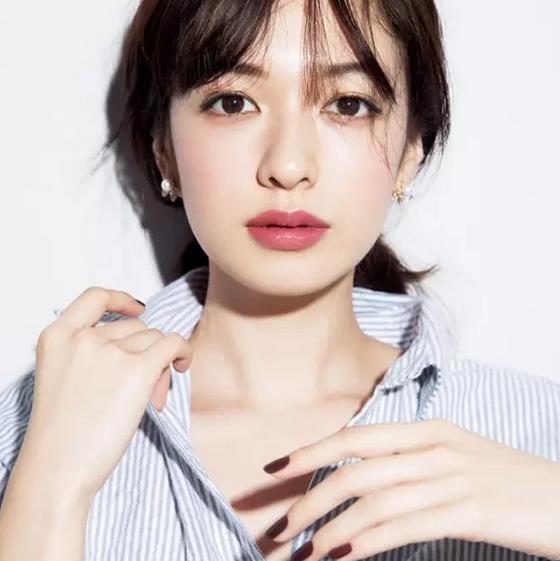 别人涂口红好看自己涂不好看,别人涂口红随便都好看