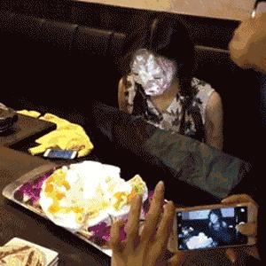 舔第二碗时，丈母娘拉我的手说：放这儿吧！等下我来洗