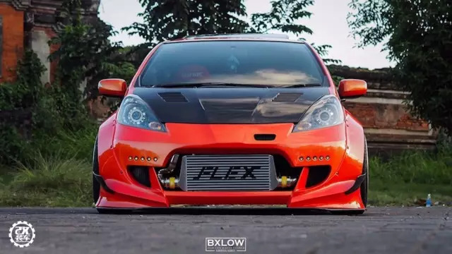 为了装上心仪轮毂换成五孔轴头，这辆爆改宽体的涡轮飞度真帅！