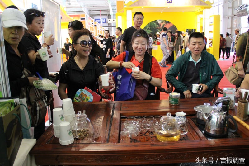 谁吃过乌米月饼?谁喝过婆婆丁茶?东博会辽源展台好嘎咕!