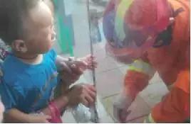 宝宝手指挤压肿了怎么办,宝宝手指夹伤怎么处理