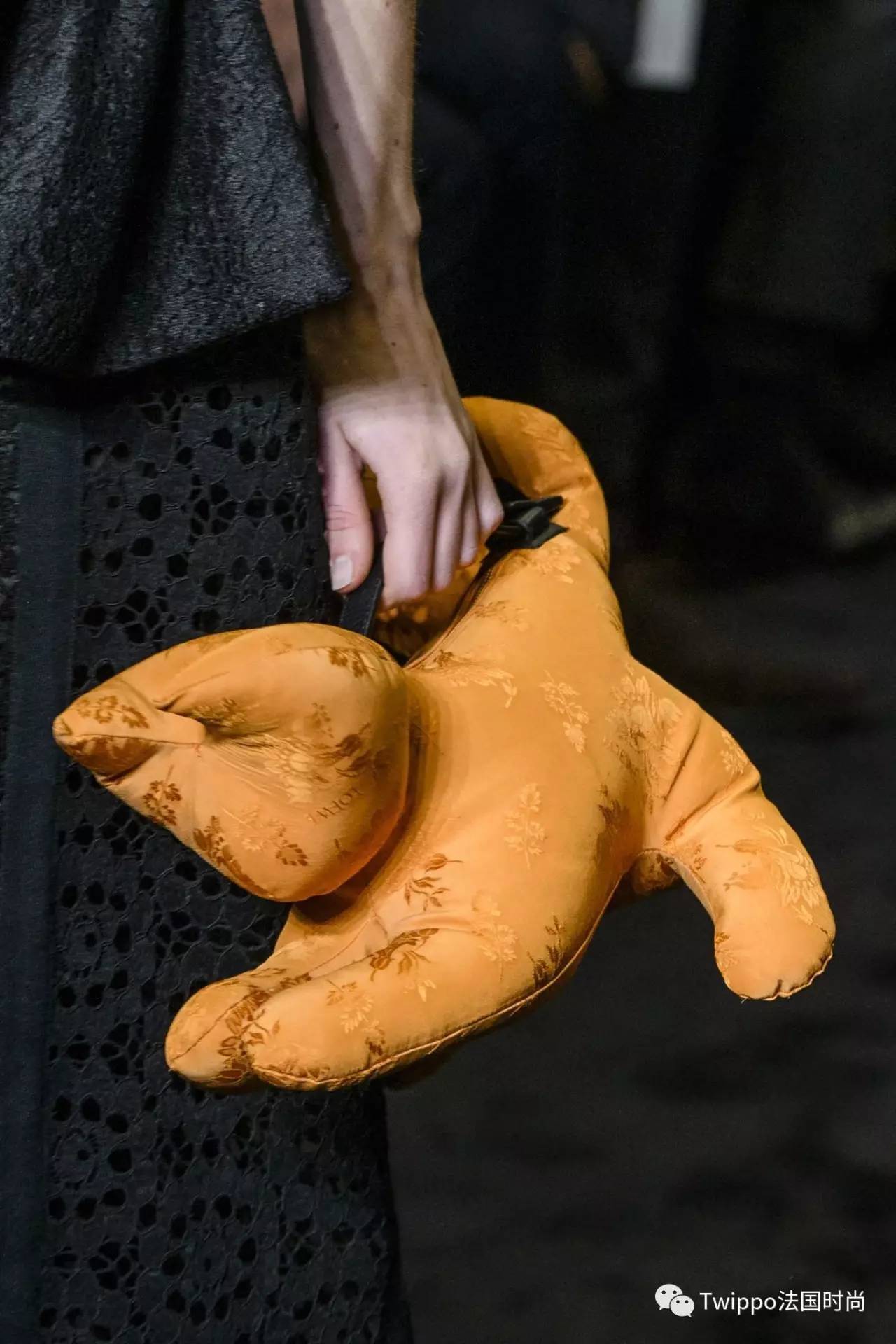 现在还流行挎肩包吗,现在流行手提包还是链条包