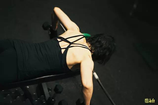 健身美女穿搭,健身美女穿着打扮