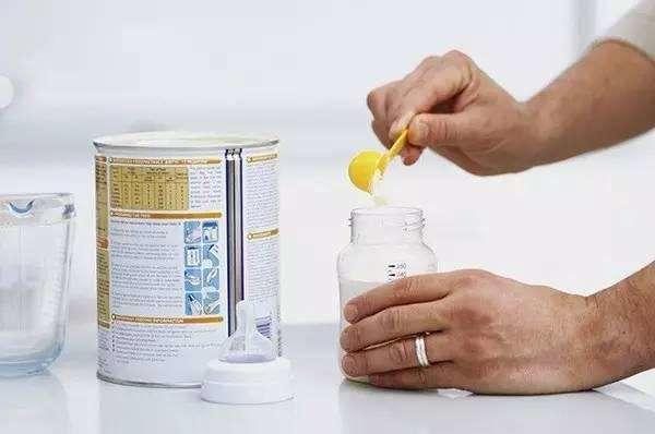 婆婆不舍得给孩子冲奶粉喝,婆婆半夜起来让老公帮忙冲奶粉