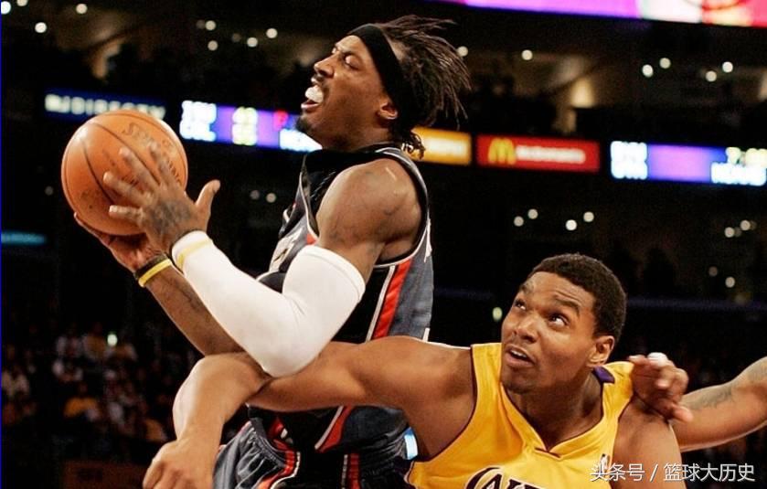 拜纳姆肘击事件,拜纳姆肘击华莱士后科比反应