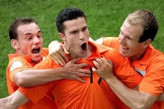 张玉宁荷甲高光时刻梅开二度,张玉宁为什么不踢世预赛