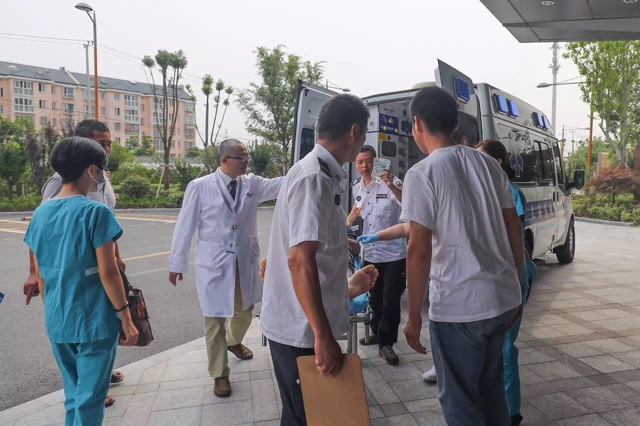 小孩头部受伤什么情况下保守治疗,小儿头部损伤应急处理