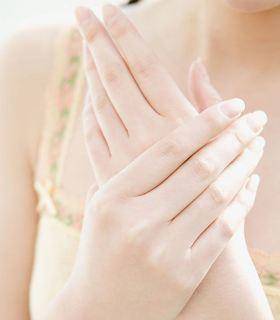 干得像枯树枝的手谁要牵啊？让护手霜拯救你吧