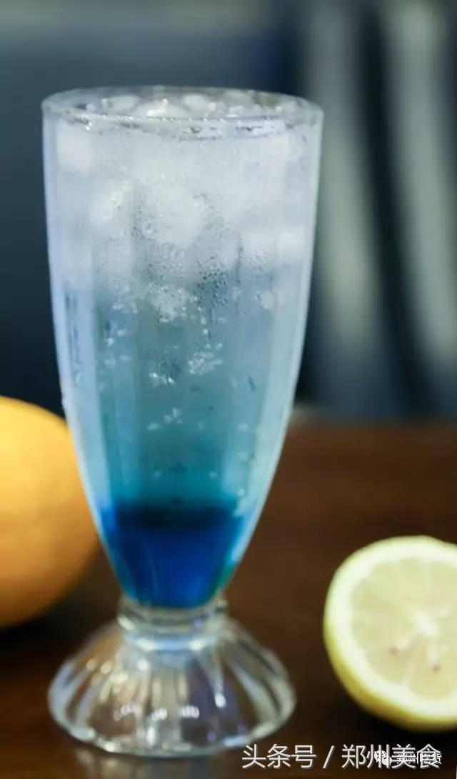 喵~铲屎官注意，郑州东区这家小店各种萌喵环绕，桌上披萨有料！