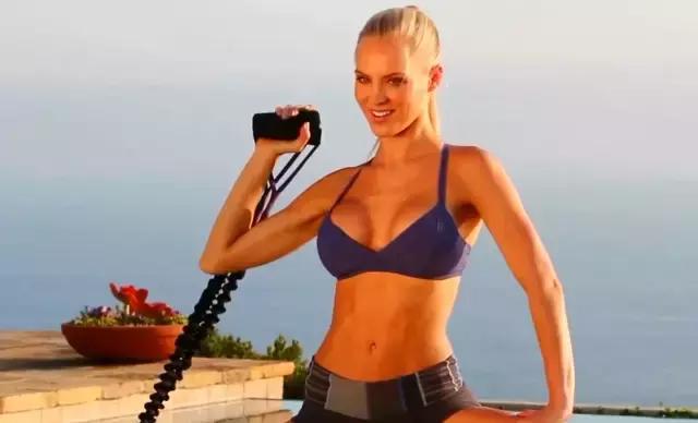 胸肌左右肌肉大小不一样该怎么练,胸肌不对称单侧偏大怎么办