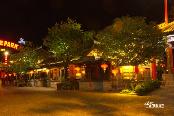 历史底蕴与现代繁华在此交融,历史与现代并存的城市